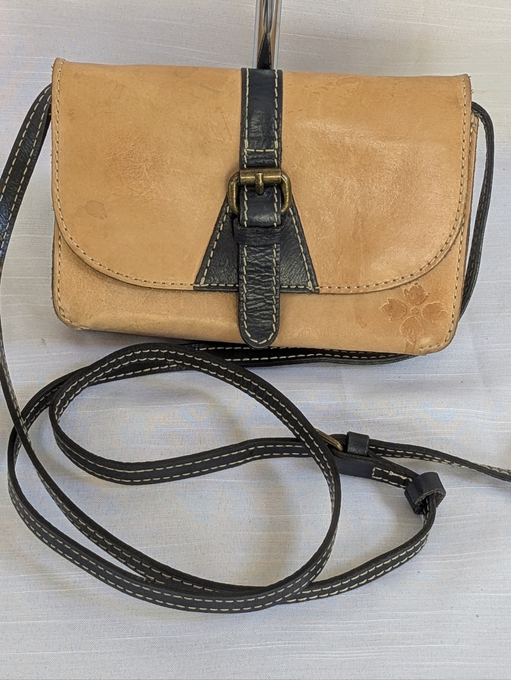 Patricia Nash Torri crossbody bag, crafted from tan leather - Picture 11 of 11